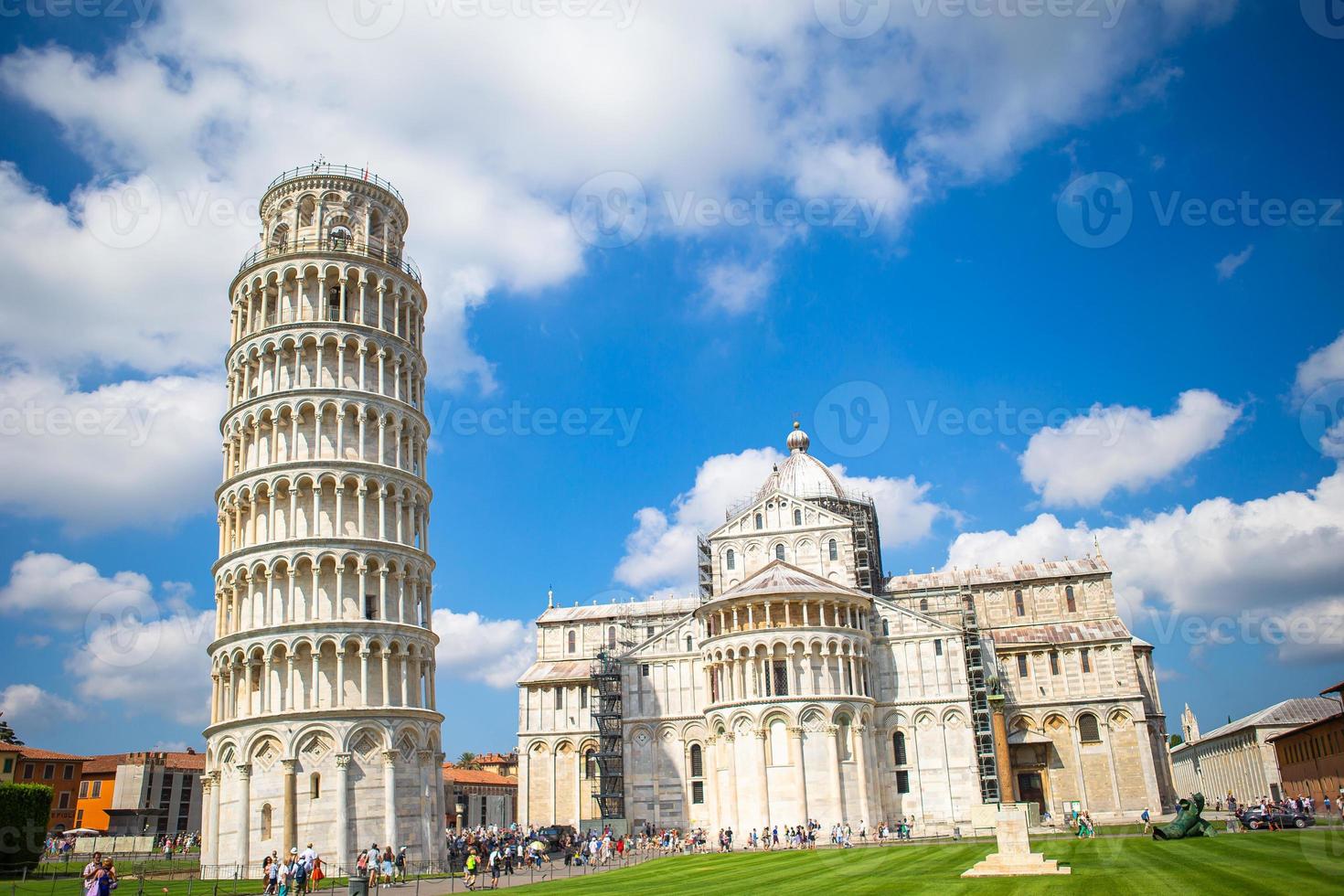 hermosa vista de la torre inclinada de pisa, italia foto