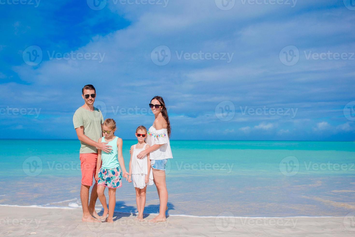 hermosa familia feliz en la playa foto