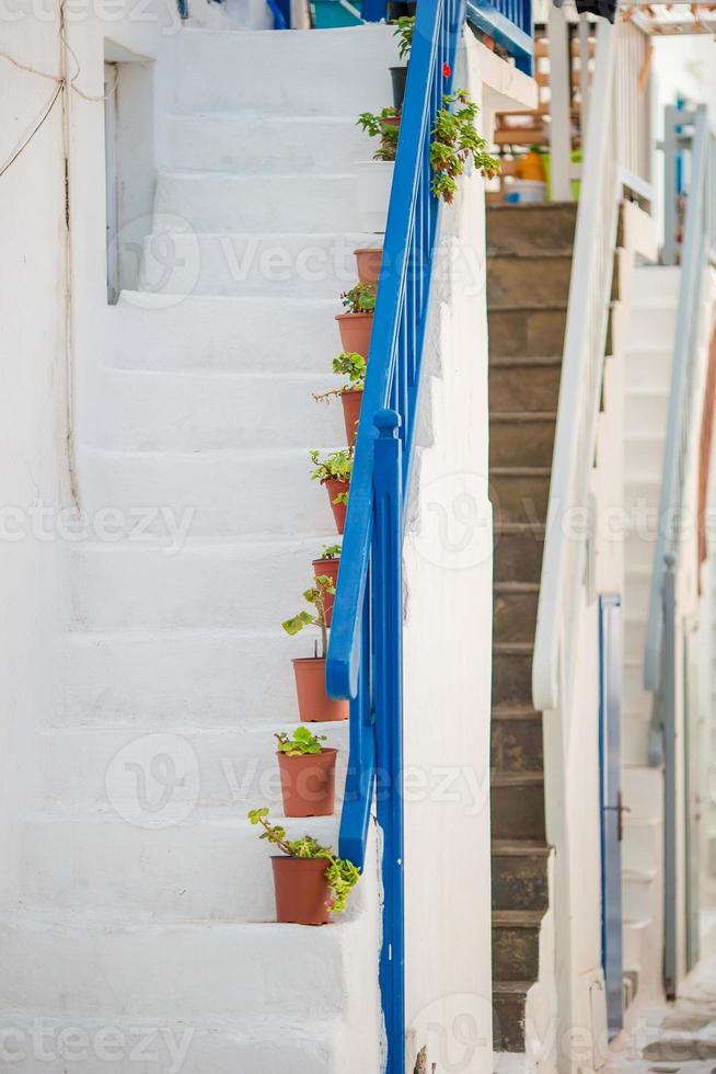 las estrechas calles de la isla con balcones azules, escaleras y flores. foto