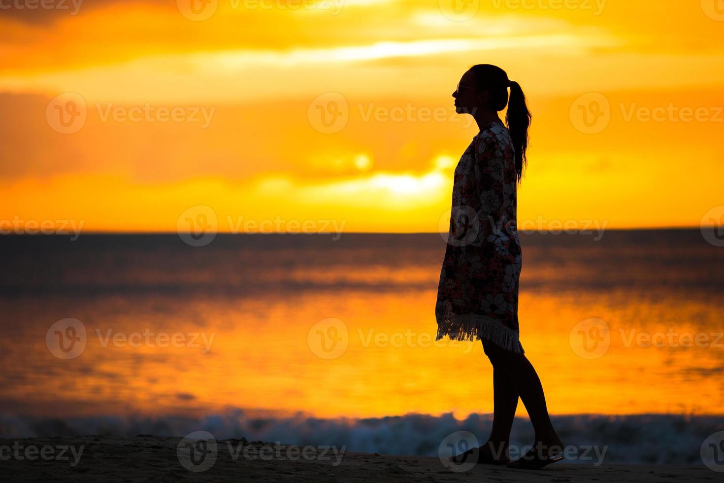 hermosa mujer en playa blanca al atardecer. foto