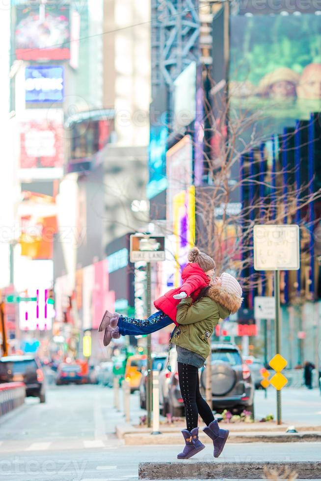 madre feliz y niña en manhattan, ciudad de nueva york, nueva york, estados unidos. foto