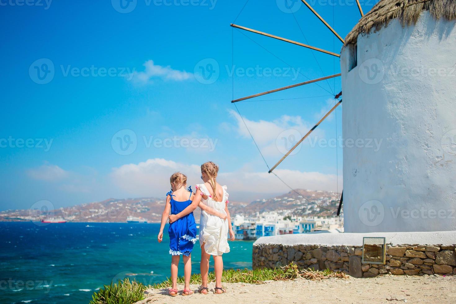 Fondo de niñas pequeñas de Little Venice, la zona turística más popular de la isla de Mykonos, Grecia. foto