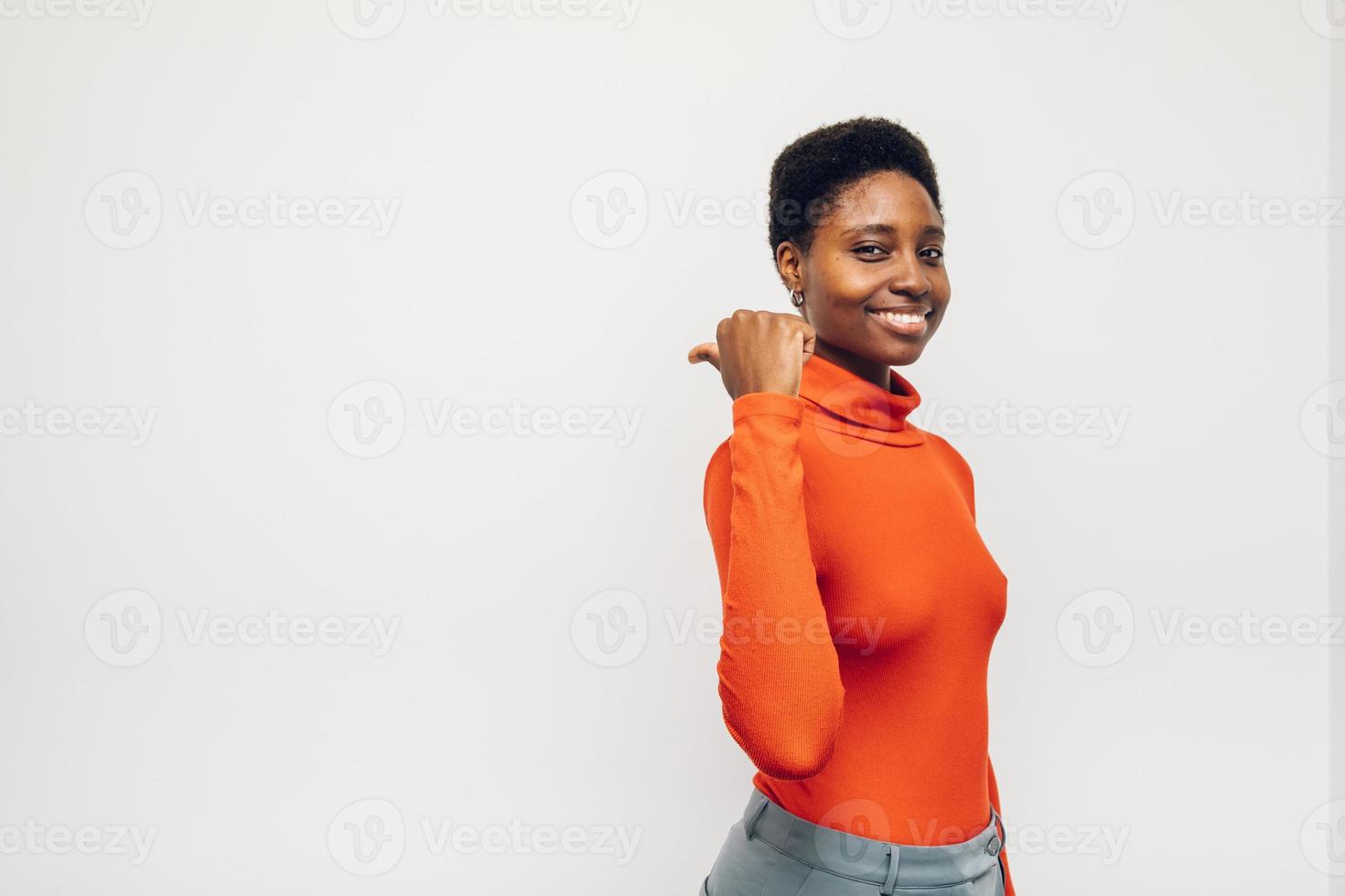 mujer negra con una camisa roja en un fondo blanco foto