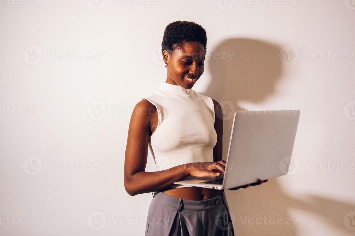 mujer negra persona usando laptop foto