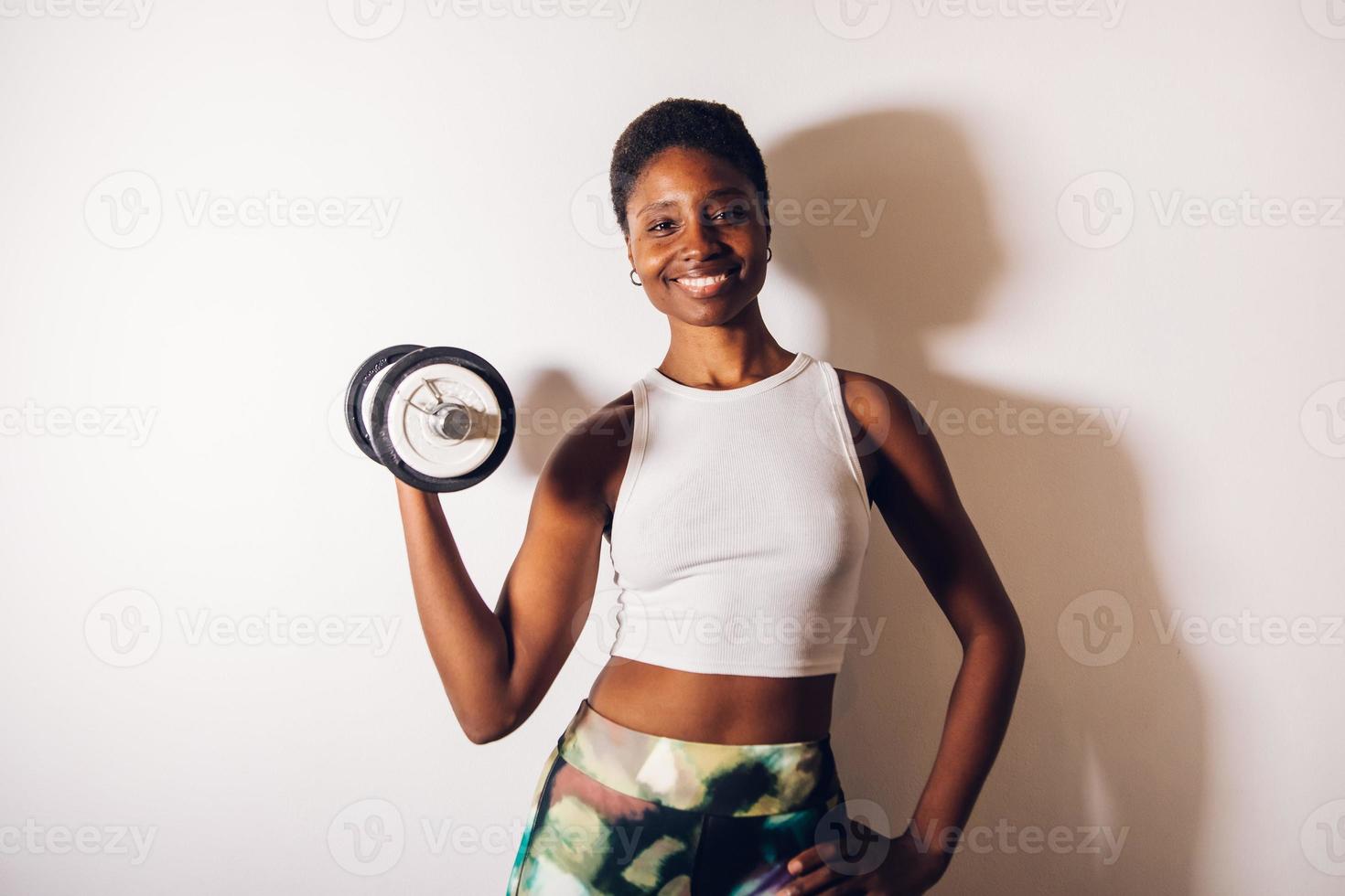 mujer negra con mancuerna foto