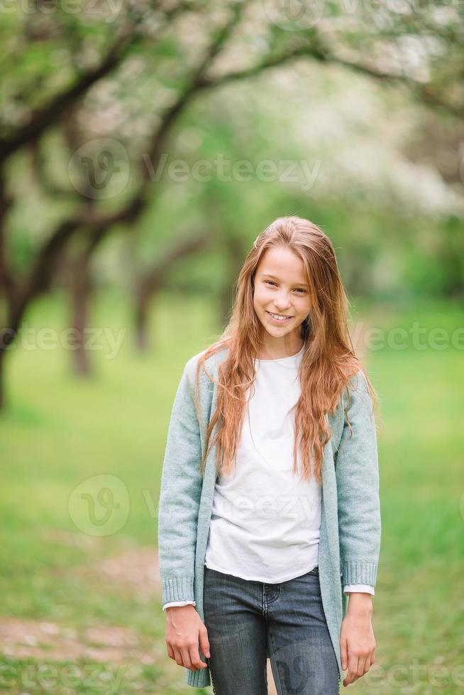 niña sonriente jugando en el parque foto