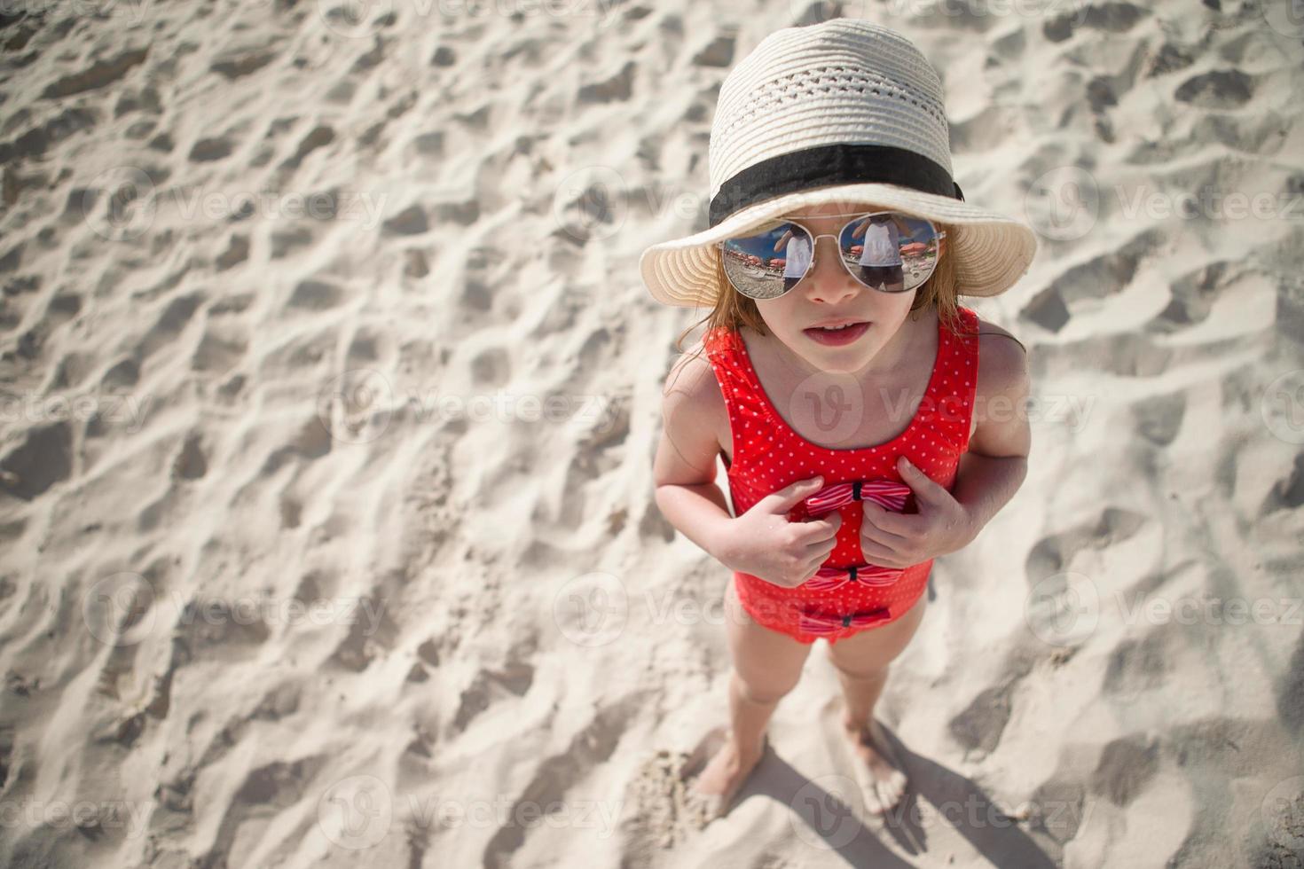 niña feliz con sombrero en la playa durante las vacaciones de verano foto