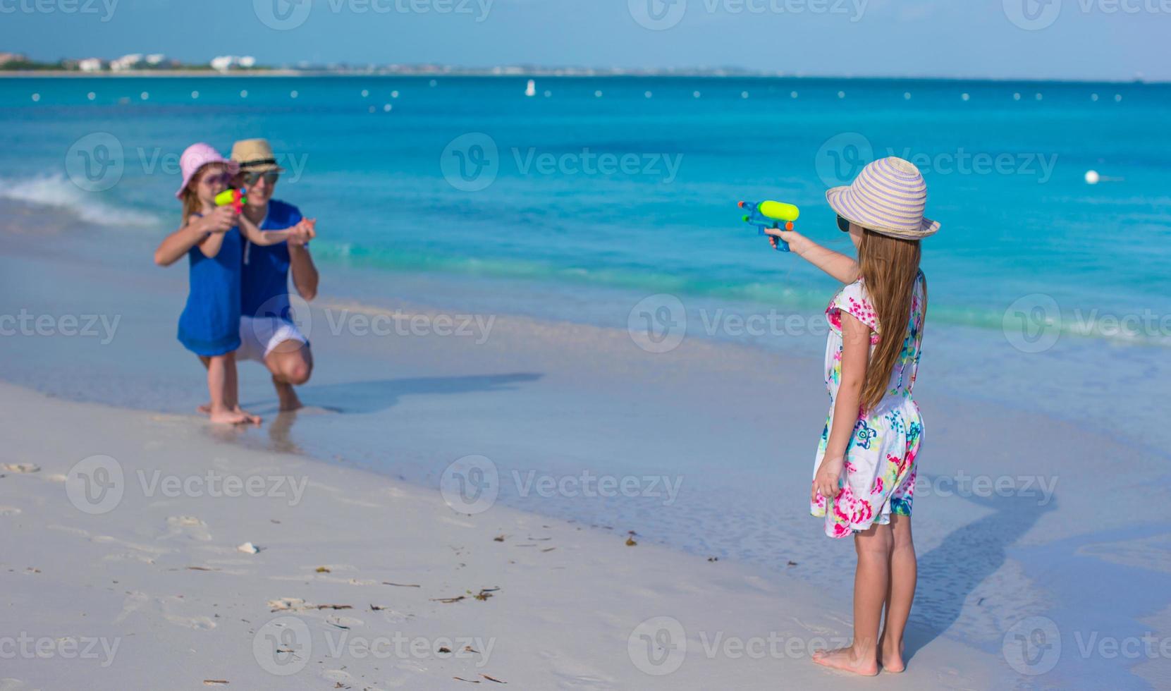 niña jugando con la familia durante las vacaciones en el caribe foto