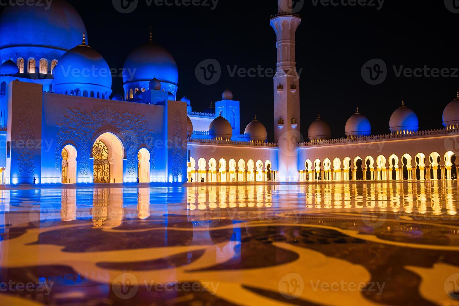 Sheikh Zayed Mosque in Abu Dhabi, UAE photo
