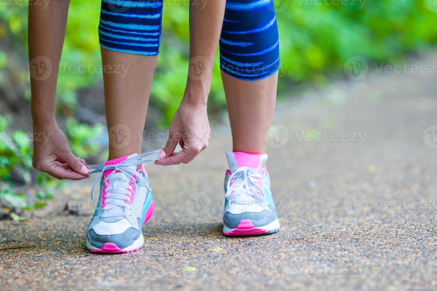 primer plano en el zapato de la atleta runner mujer pies corriendo en la carretera foto