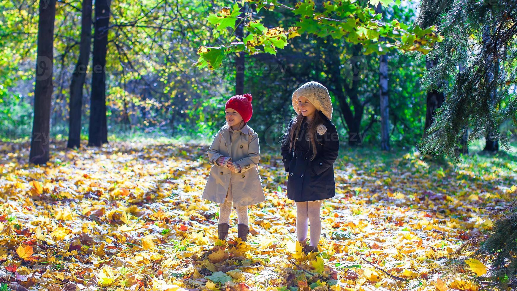 dos adorables niñas disfrutando del día soleado de otoño foto