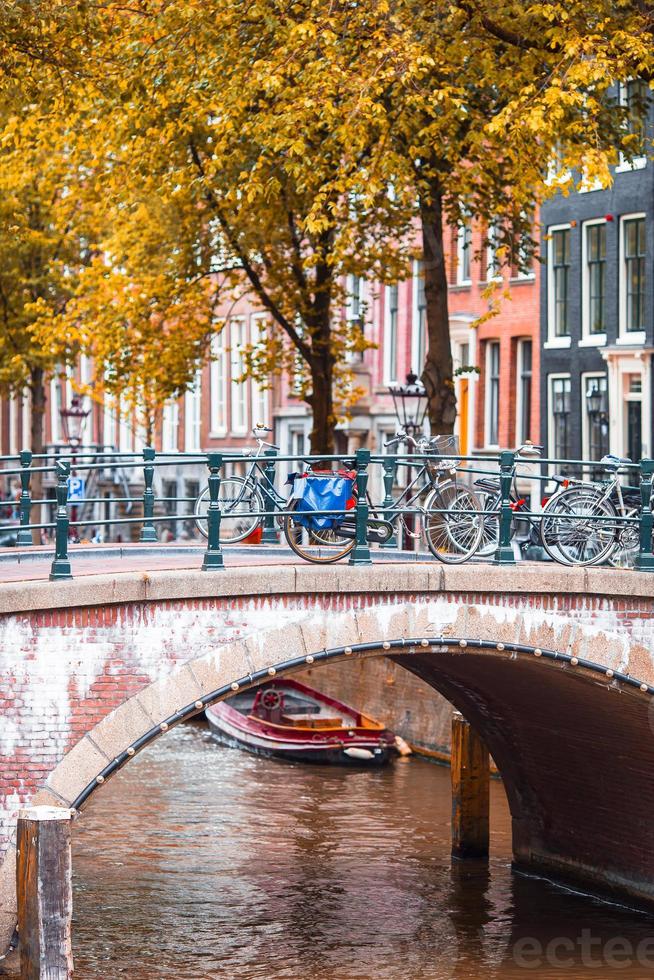 hermoso canal en otoño en la ciudad vieja de amsterdam, países bajos, provincia de holanda del norte. foto