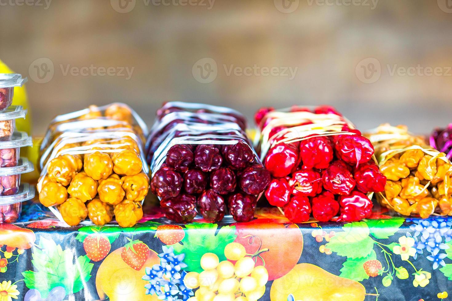 Deliciosos dulces georgianos frescos multicolores churchkhela colgando en el mercado foto
