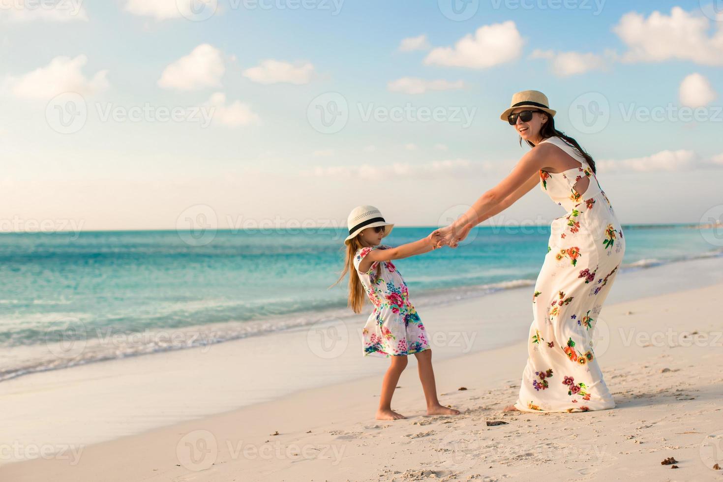 madre feliz y niña adorable disfrutan de vacaciones de verano foto