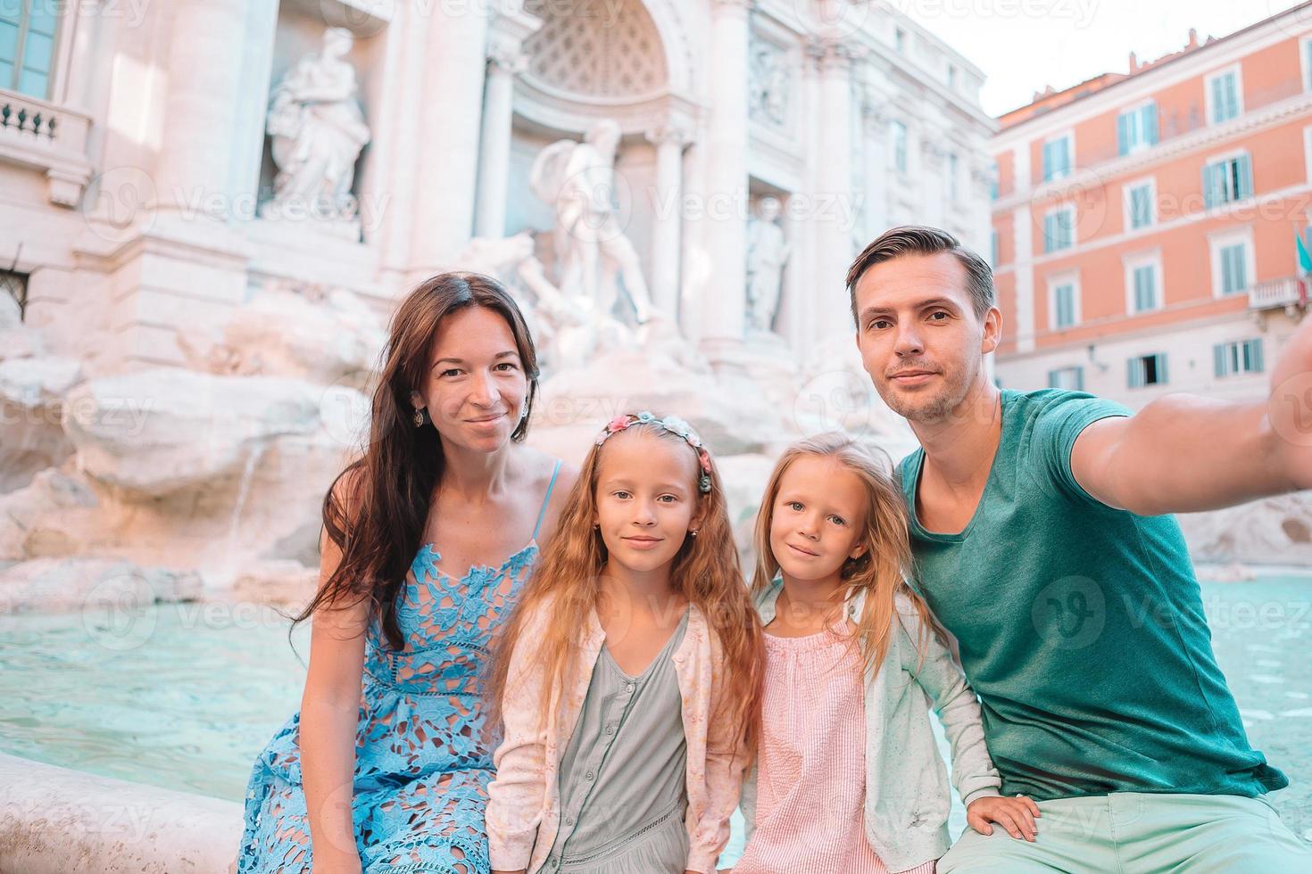 familia cerca de fontana di trevi, roma, italia. foto