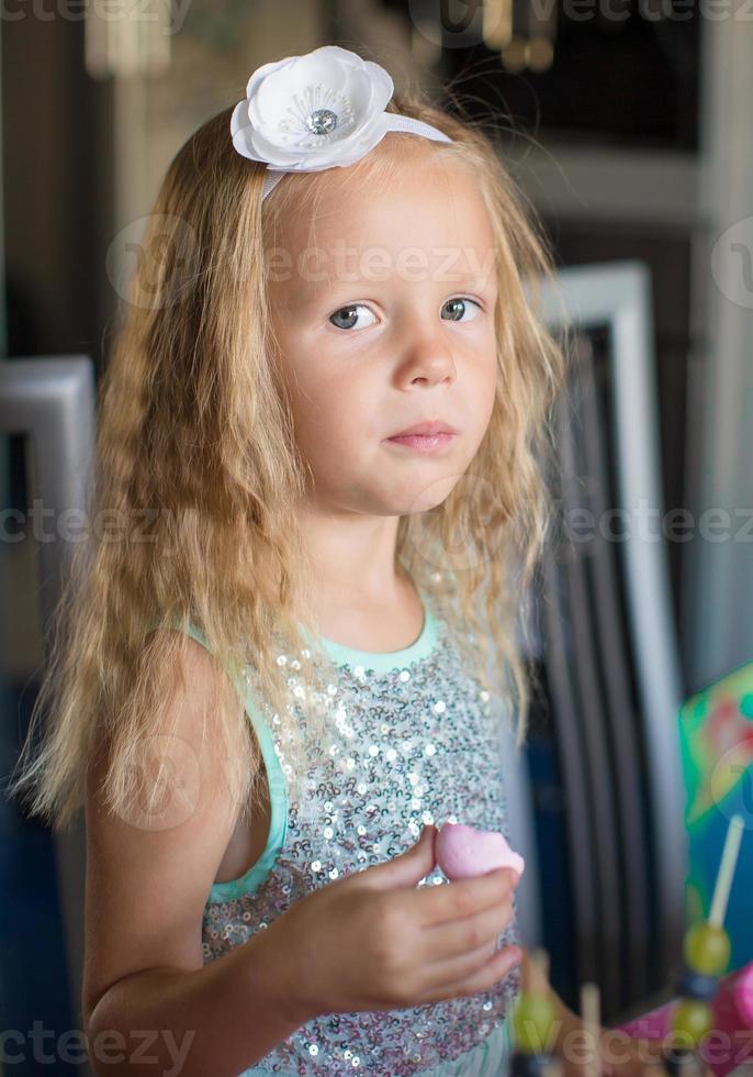 retrato de niña adorable mirando a la cámara foto