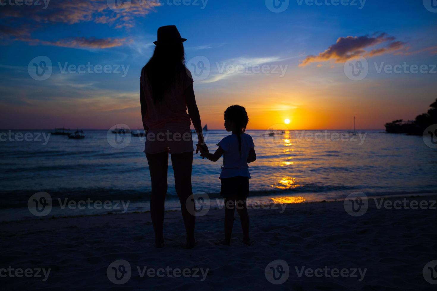 silueta madre e hija pequeña en la playa de boracay, filipinas foto