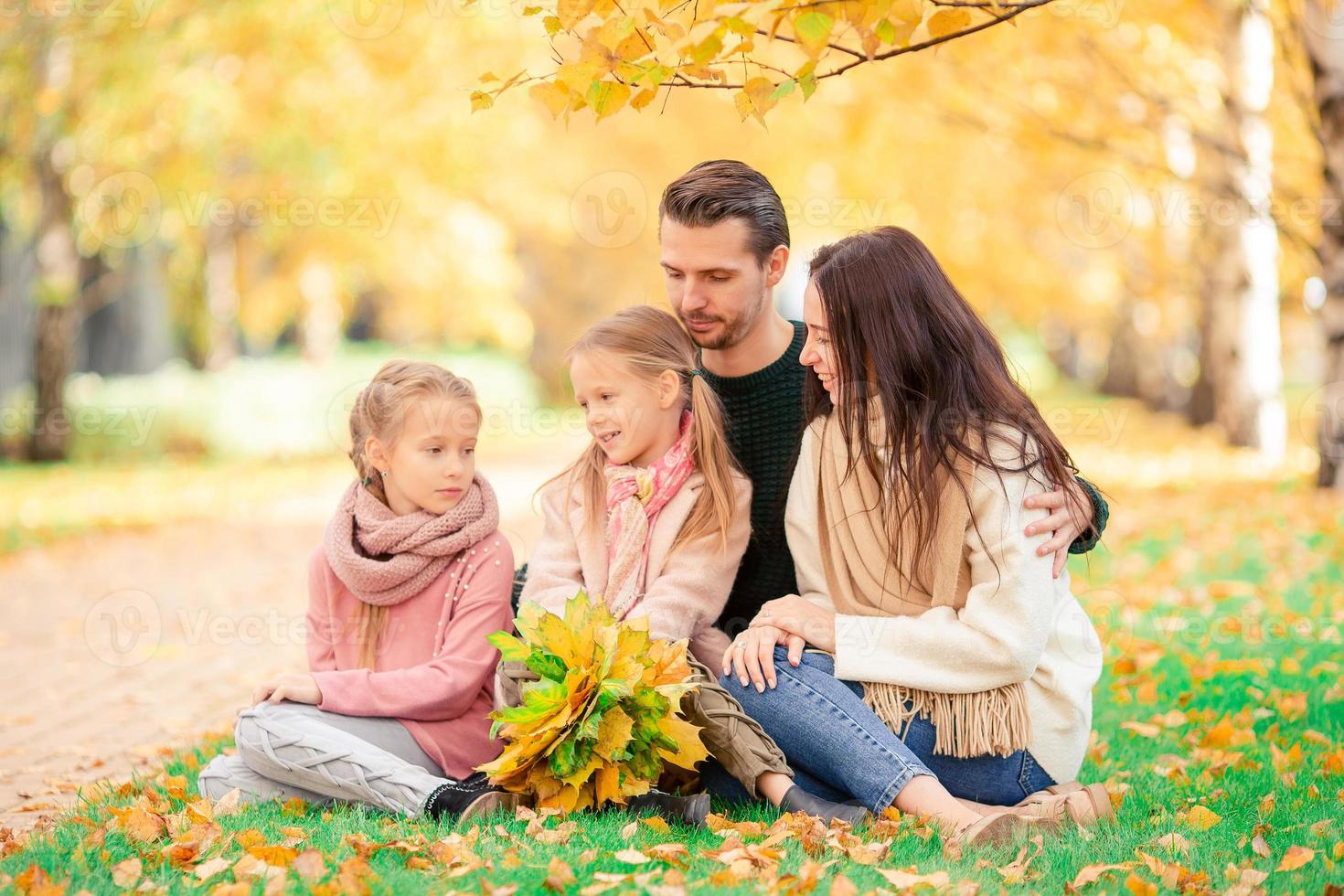 retrato de familia feliz de cuatro en día de otoño foto