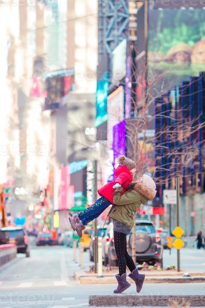 madre feliz y niña en manhattan, ciudad de nueva york, nueva york, estados unidos. foto