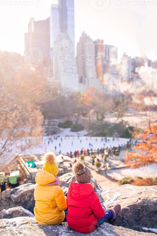 niñas adorables en central park en la ciudad de nueva york foto