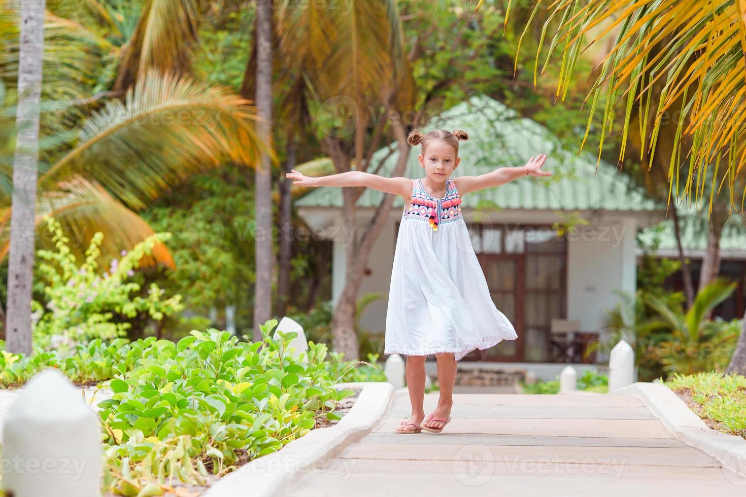 niña activa en la playa divirtiéndose mucho. foto