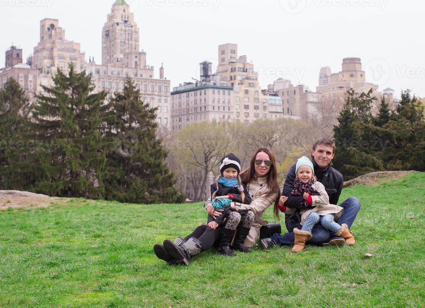 jóvenes de cuatro en central park durante sus vacaciones foto