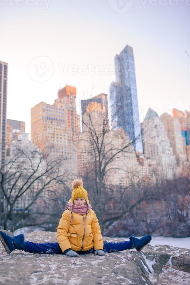 adorable niña con vista a la pista de hielo en central park en manhattan en la ciudad de nueva york foto