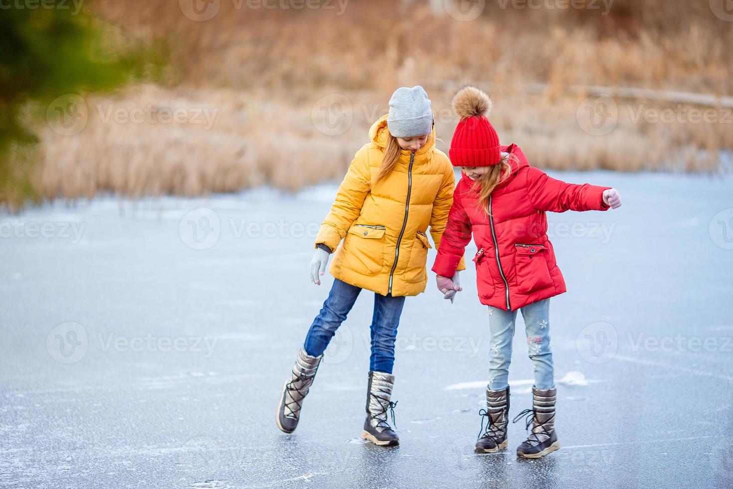 adorables niñas patinando en la pista de hielo foto