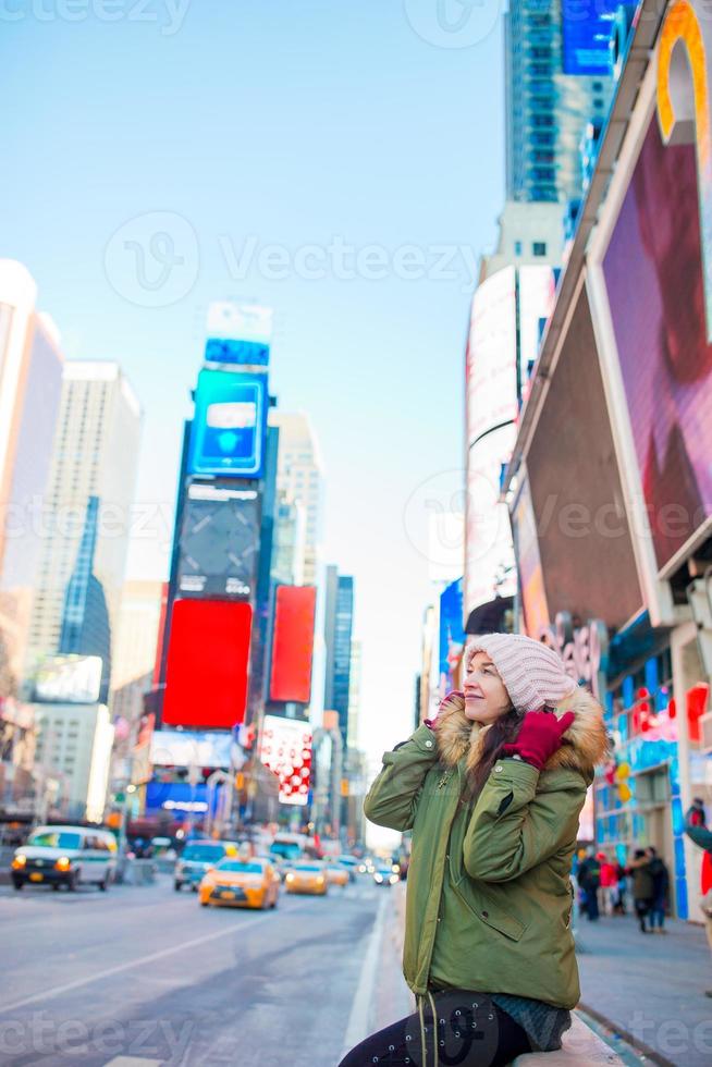 hermosa joven sonriente feliz en manhattan, ciudad de nueva york, nueva york, estados unidos. foto