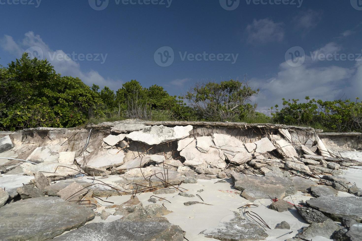 basura en la playa de arena del paraíso de la isla tropical foto