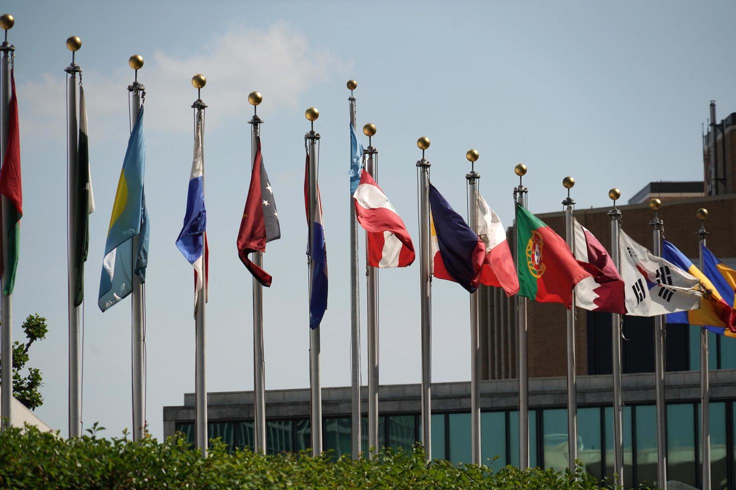 banderas fuera del edificio de las naciones unidas en nueva york foto