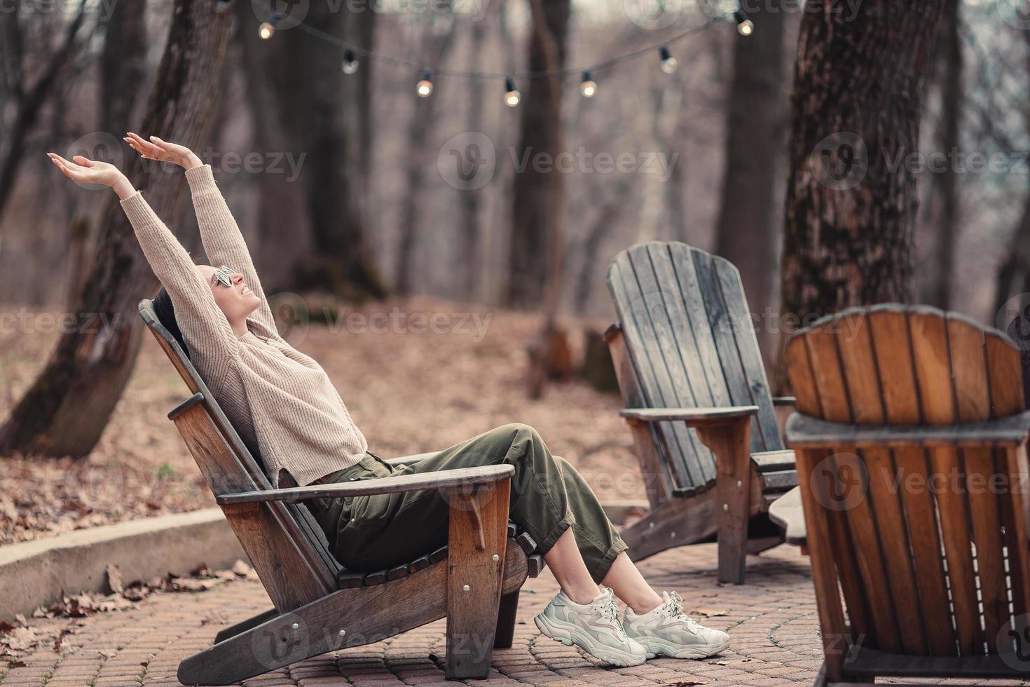 mujer relajándose en el bosque el fin de semana foto