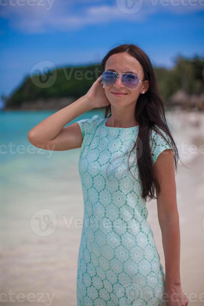 hermosa joven durante vacaciones tropicales en la playa foto