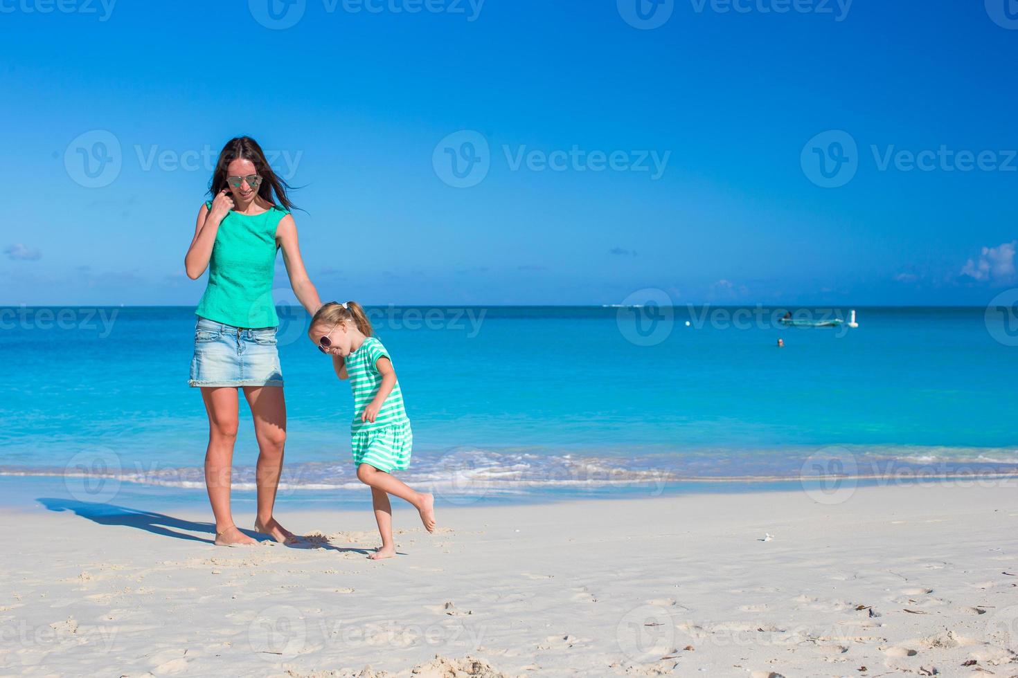 adorable niña con madre durante las vacaciones de verano foto