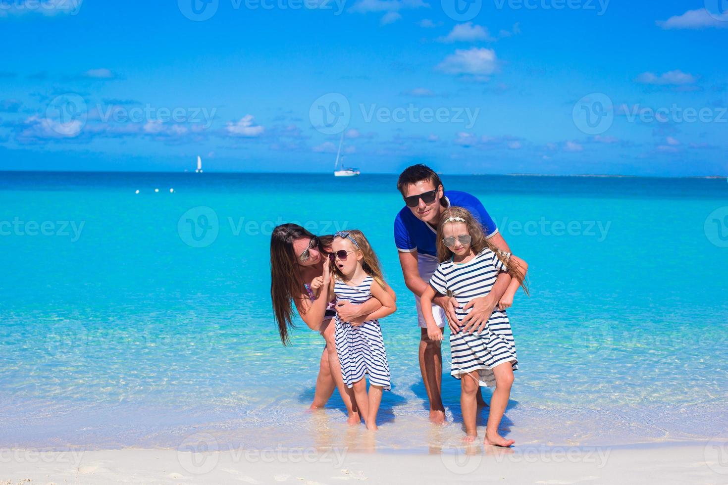 joven y hermosa familia con dos hijos en vacaciones de verano foto