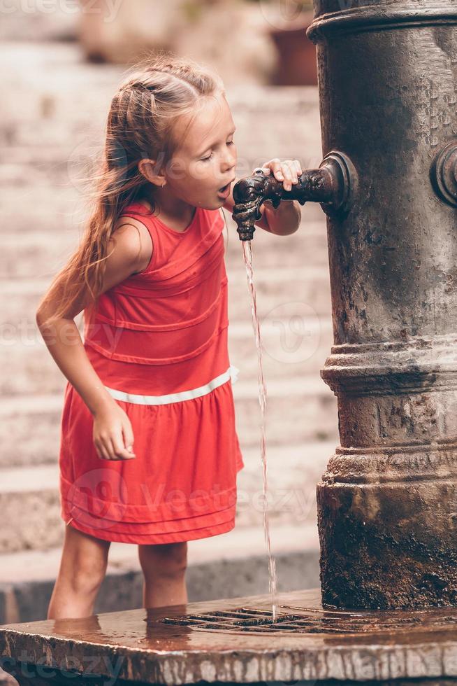 https://static.vecteezy.com/system/resources/previews/017/711/421/non_2x/little-girl-having-fun-with-drinking-water-at-street-fountain-in-rome-italy-photo.jpg