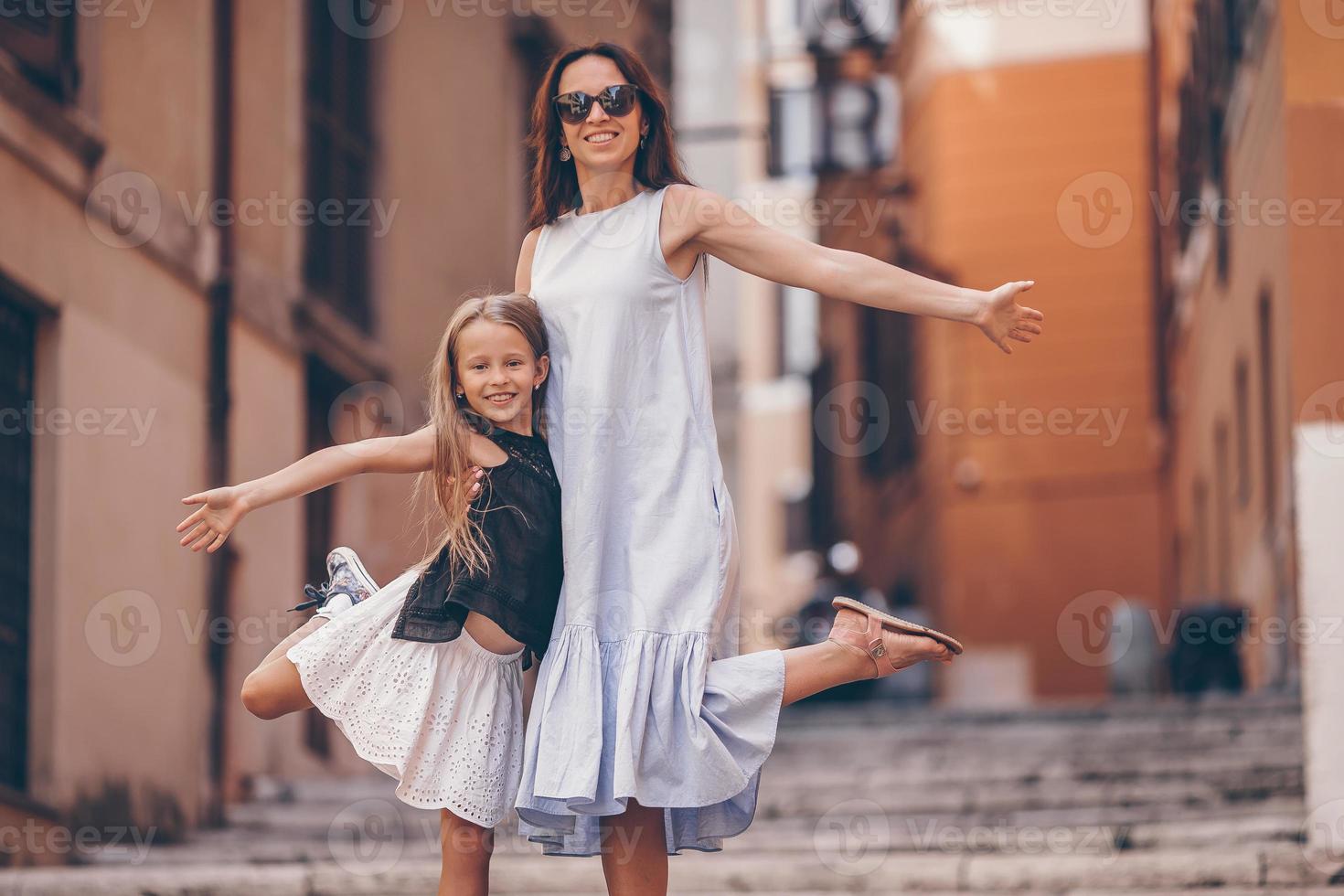 mamá feliz y niña adorable viajando en roma, italia foto