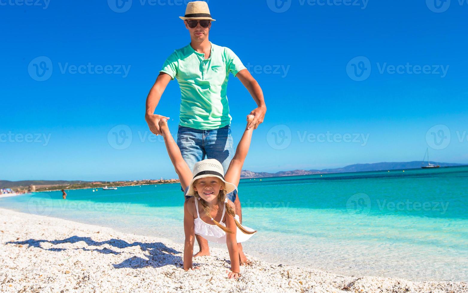 papá feliz y niña se divierten en vacaciones tropicales foto