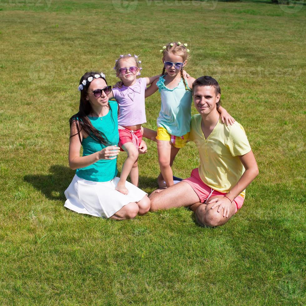 familia feliz con dos niños al aire libre en verano foto