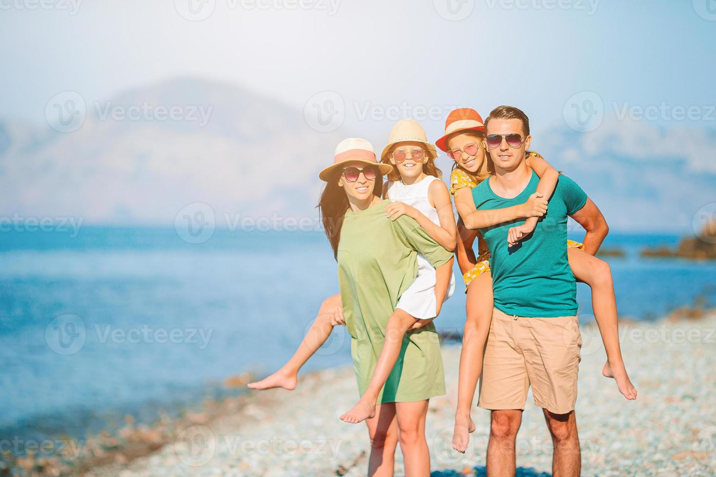 familia joven de vacaciones diviértete mucho foto