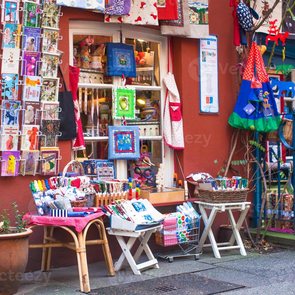 regalos de año nuevo en ciudad europea en vísperas de navidad foto