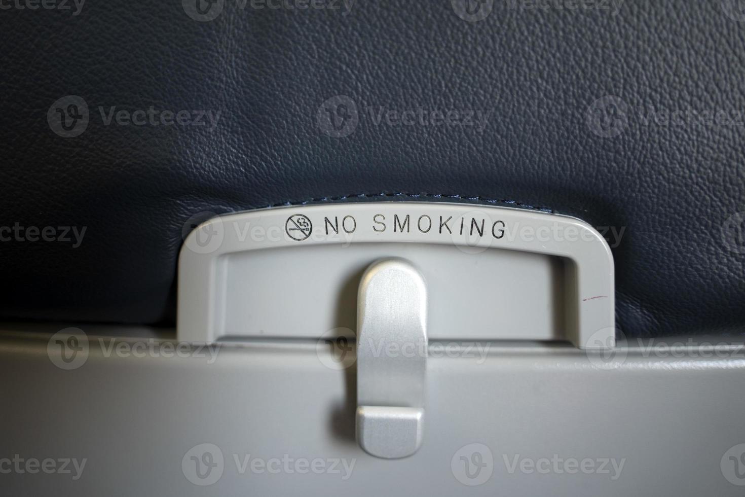 señal de prohibido fumar en avión foto