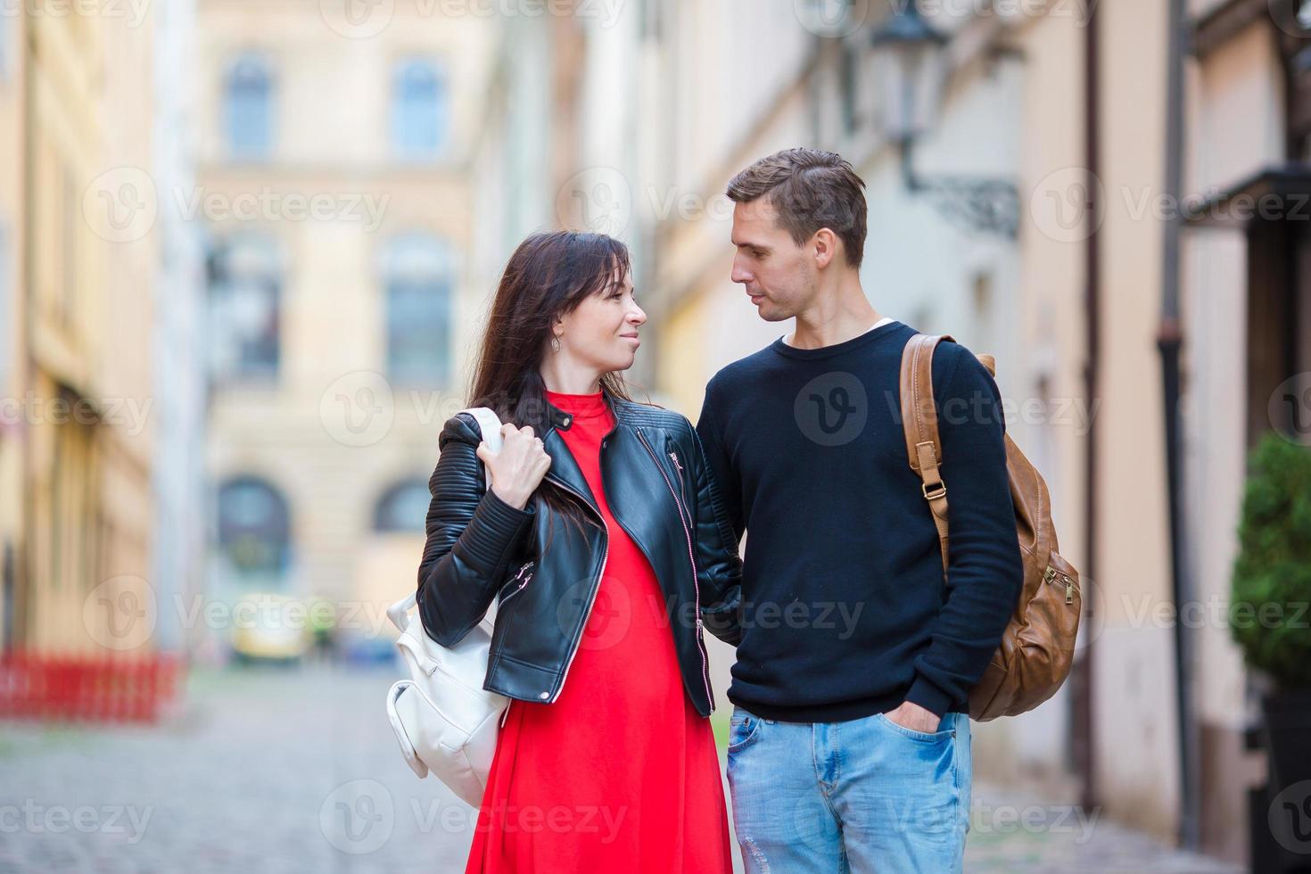 pareja romántica disfruta de vacaciones en europa. familia feliz disfrutando de vacaciones en su luna de miel foto