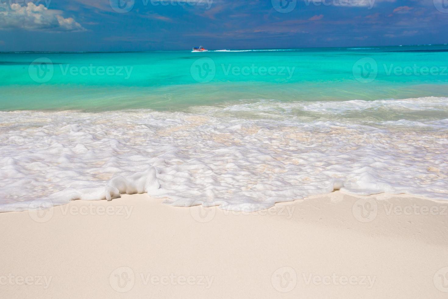 playa blanca perfecta con agua turquesa foto