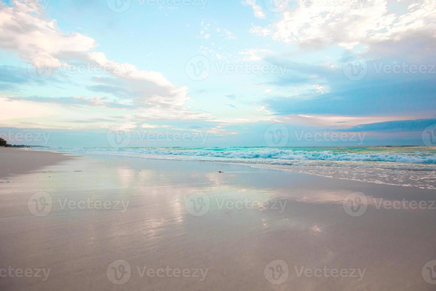 asombrosa hermosa puesta de sol en una exótica playa caribeña foto