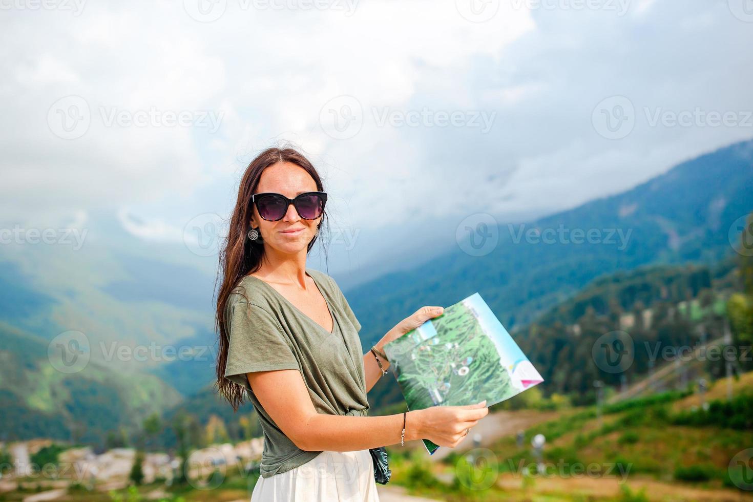 mujer joven feliz en las montañas en el fondo de la niebla foto