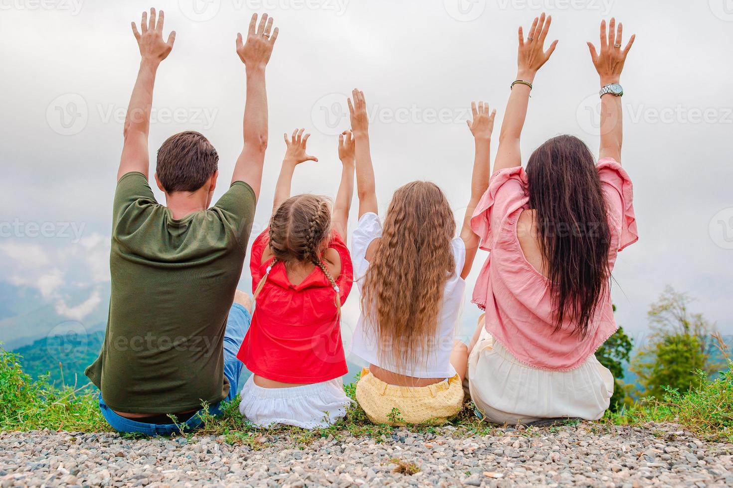 hermosa familia feliz en las montañas en el fondo de la niebla foto