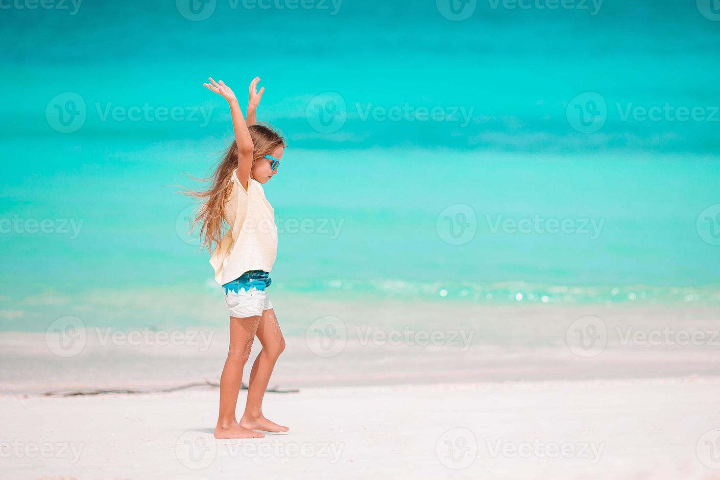 retrato de una niña adorable en la playa en sus vacaciones de verano foto