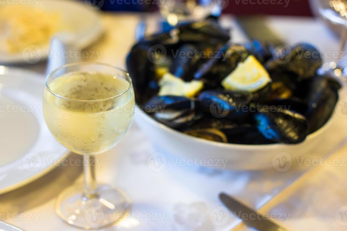 mejillón con salsa de vino blanco en el plato en la mesa foto