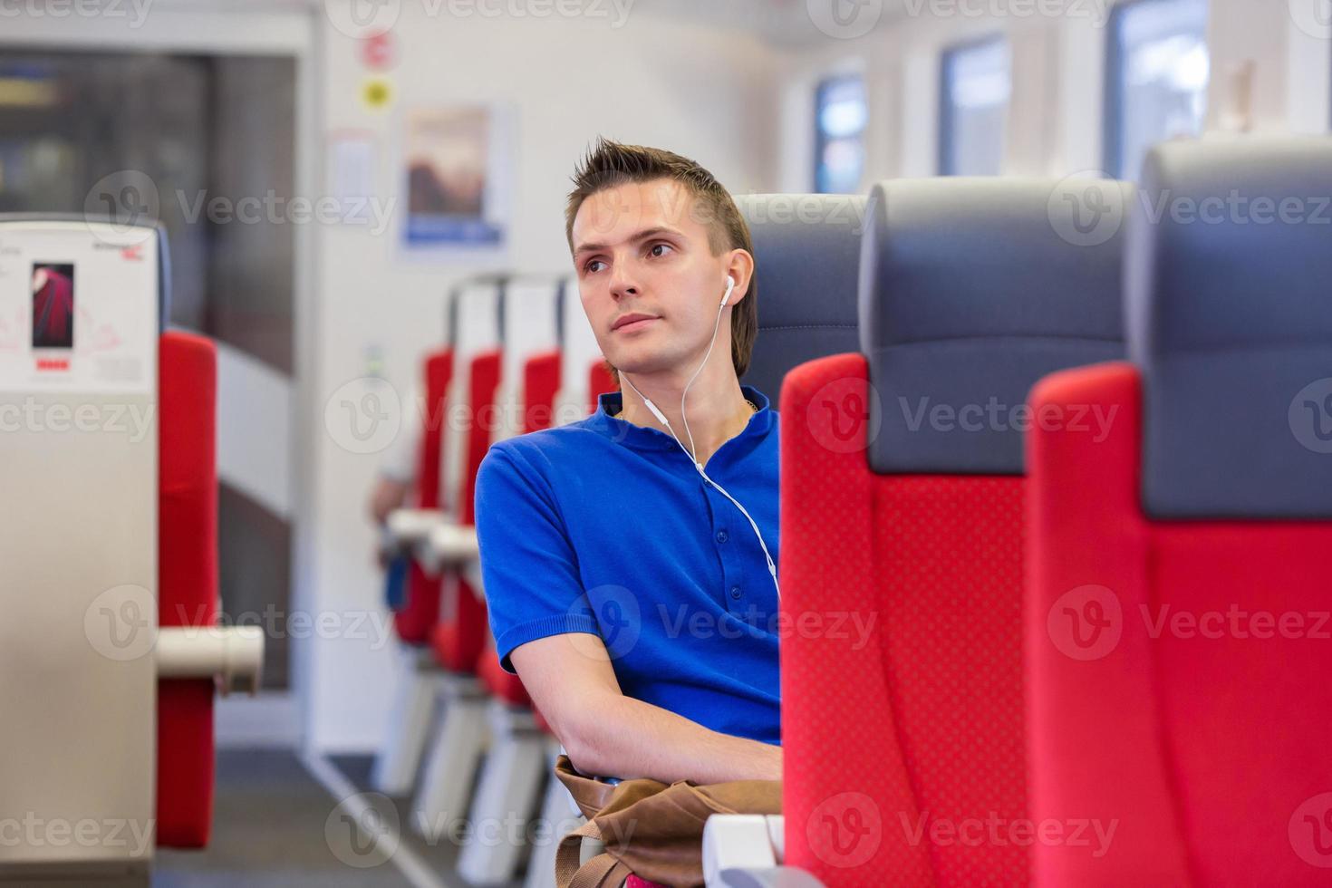 joven feliz viajando en tren foto